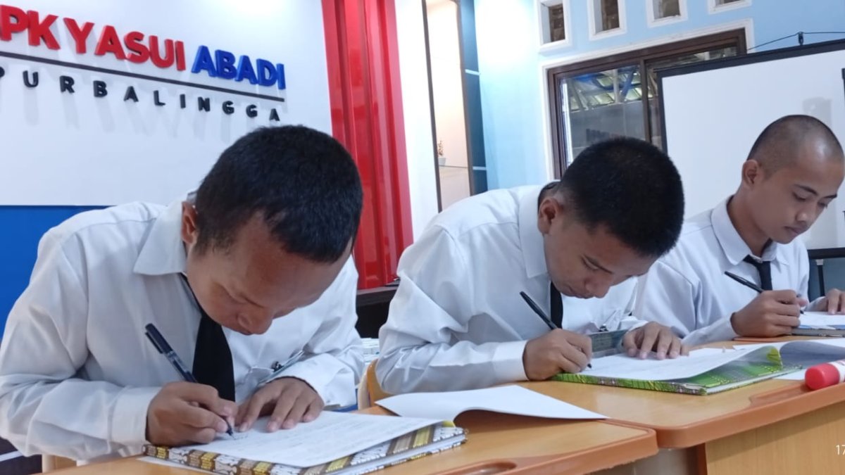 Tiga Siswa LPK Yasui Abadi Resmi Menandatangani Kontrak Kerja Jepang