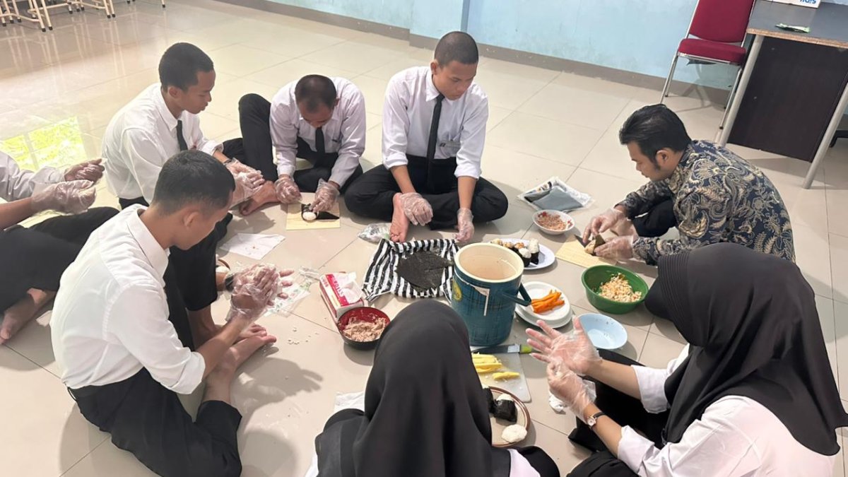 Pelepasan Siswa Kelas Aru Roku LPK Yasui Abadi Ditutup dengan Pembuatan Onigiri Bersama